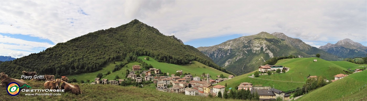 13 Dal roccolo vista panoramica su Valpiana e verso -da sx- il Monte Castello, il Menna, e l'Arera-Corna Piana.jpg